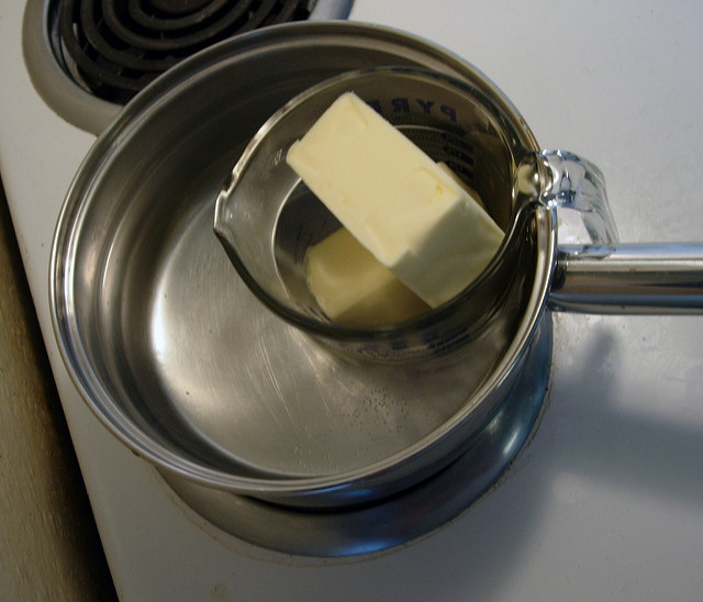 přepuštné máslo ve vodní lázni