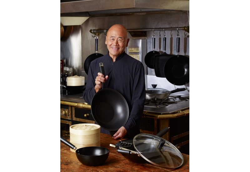 Nerezový wok s nepřilnavým povrchem Ken Hom Excellence, průměr 32 cm + skleněná poklice